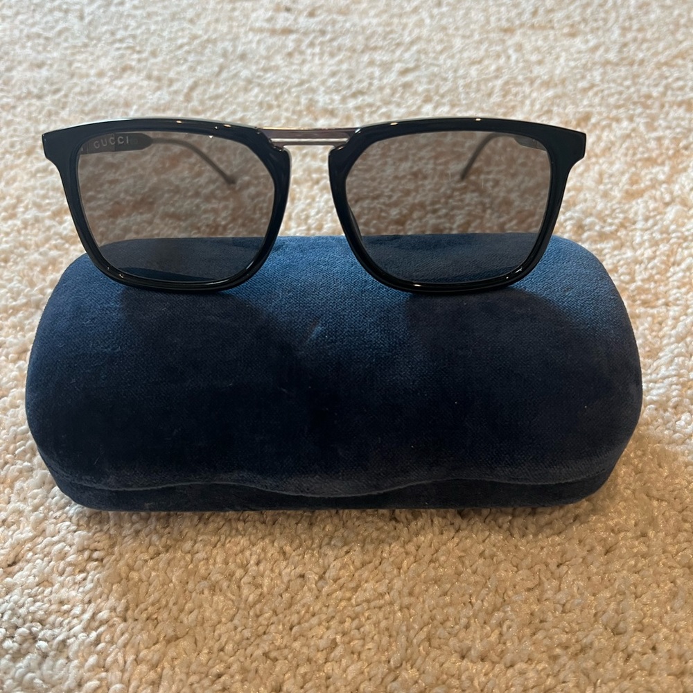 GUCCI Mens black sunglasses